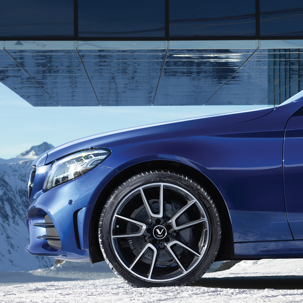 Short stopping distance on wet roads